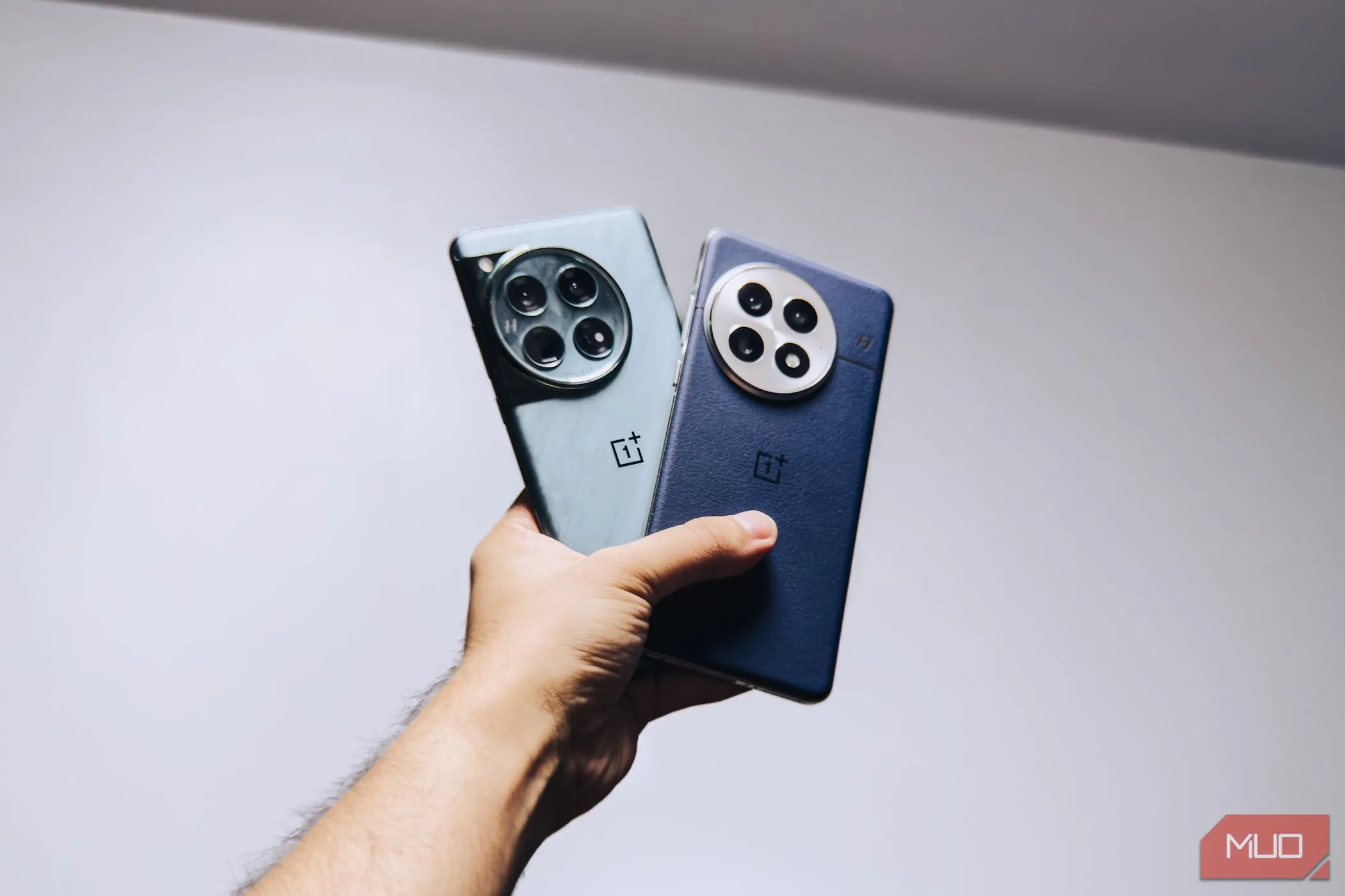 So sánh kích thước và thiết kế OnePlus 13 khi cầm cùng OnePlus 12
