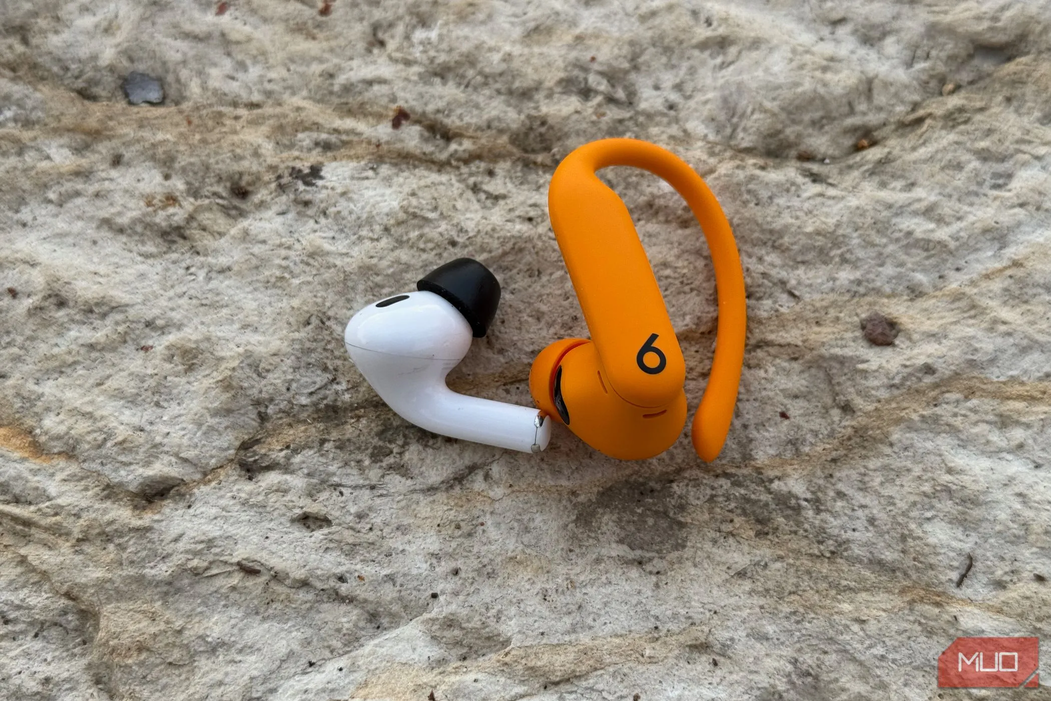 So sánh kích thước và trọng lượng AirPods Pro 2 và Powerbeats Pro 2