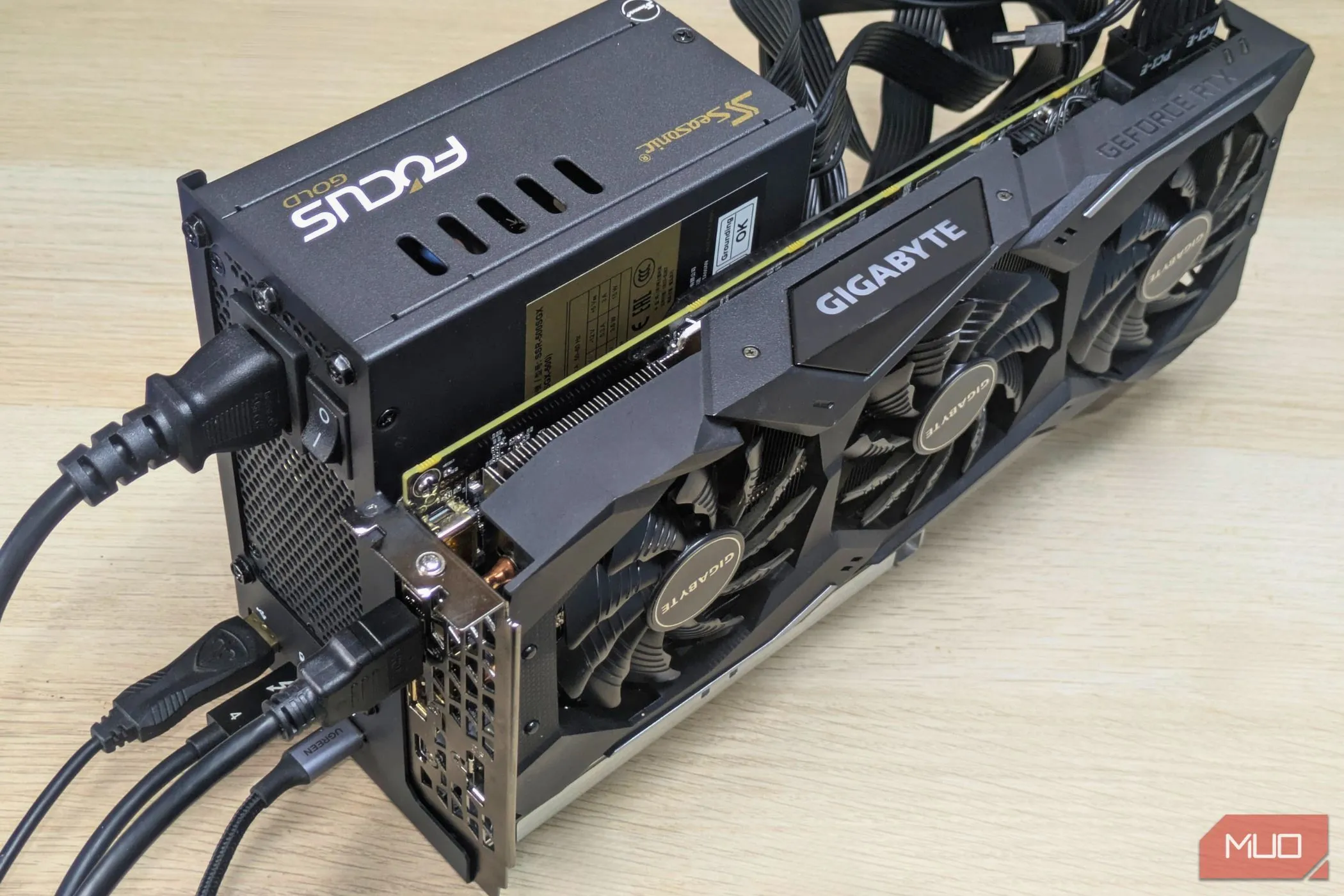Sử dụng các cổng kết nối USB trên dock eGPU để cắm thiết bị ngoại vi
