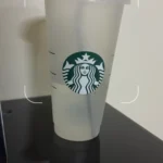 Sử dụng Google Lens trên iPhone để quét ly Starbucks, minh họa tính năng tìm kiếm vật thể bằng camera.