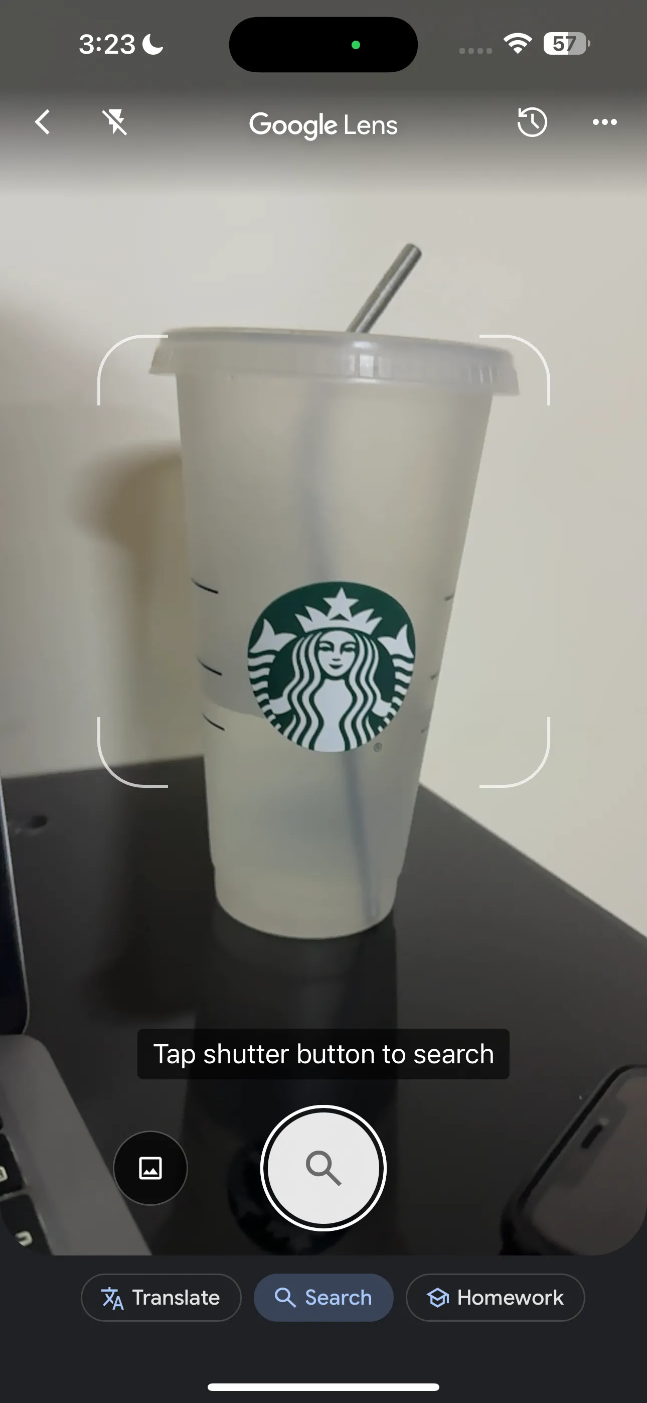 Sử dụng Google Lens trên iPhone để quét ly Starbucks, minh họa tính năng tìm kiếm vật thể bằng camera.