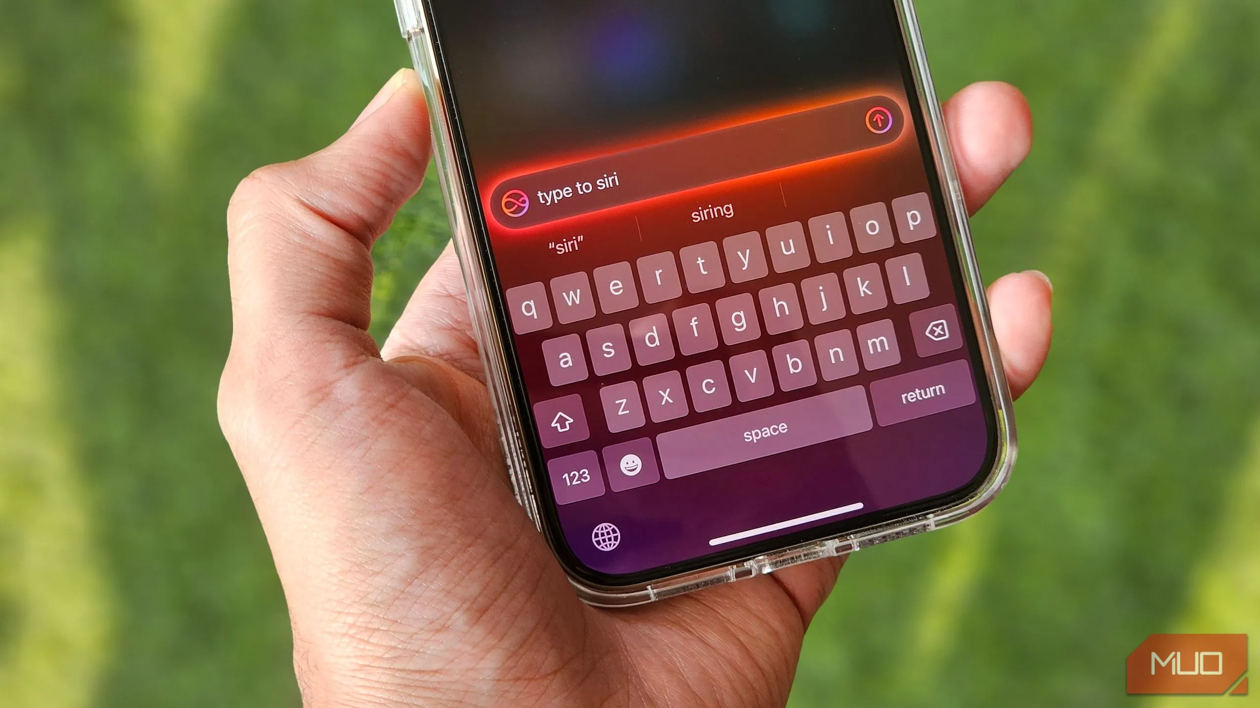 Sử dụng tính năng Type to Siri trên một chiếc iPhone để tương tác với trợ lý ảo bằng văn bản.