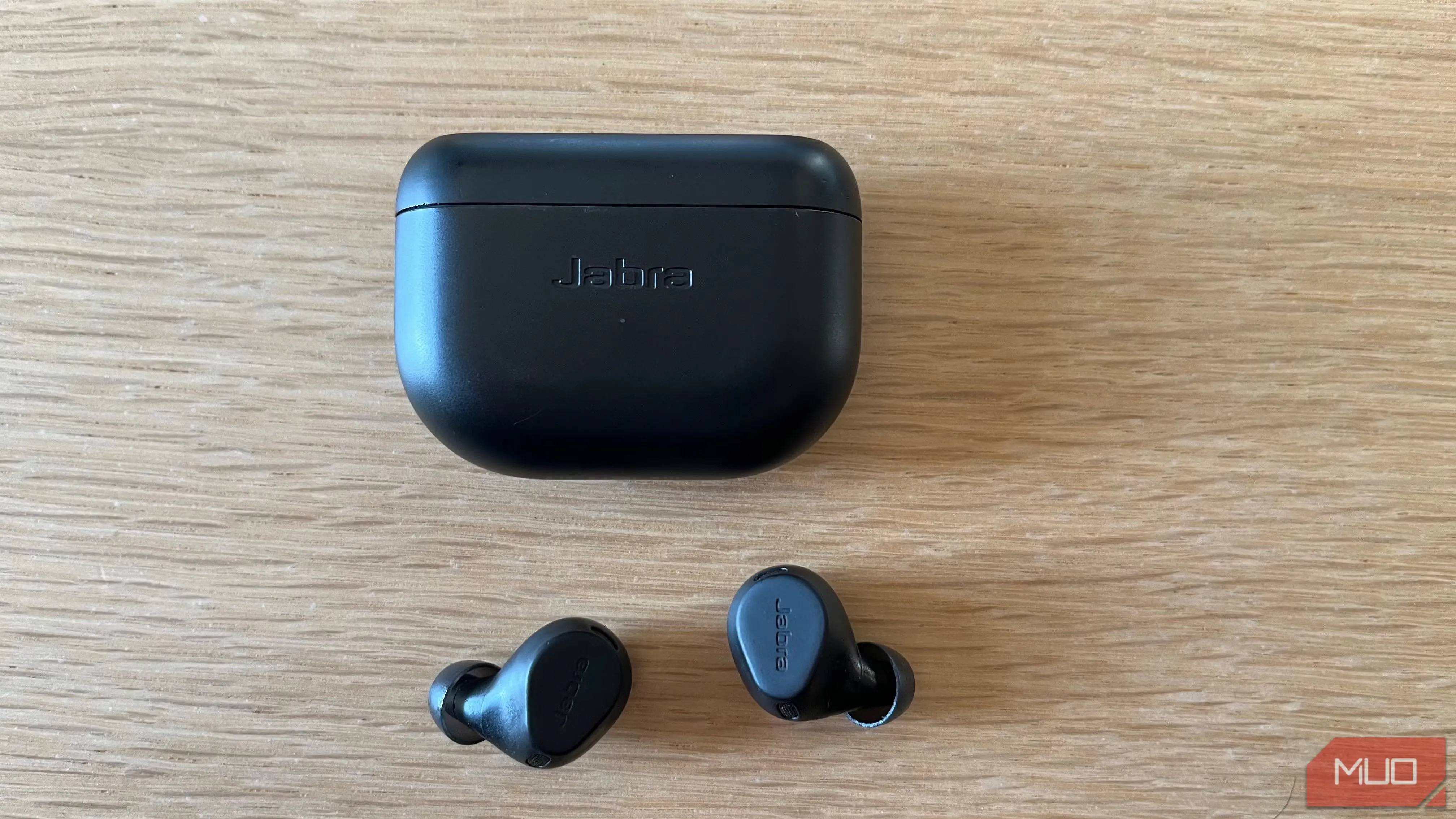 Tai nghe không dây chống ồn Jabra Elite 8 Active đặt trên bàn gỗ, giúp tập trung làm việc