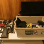 Tất cả đồ công nghệ, cáp sạc và phụ kiện được tập hợp vào một hộp lớn trước khi sắp xếp