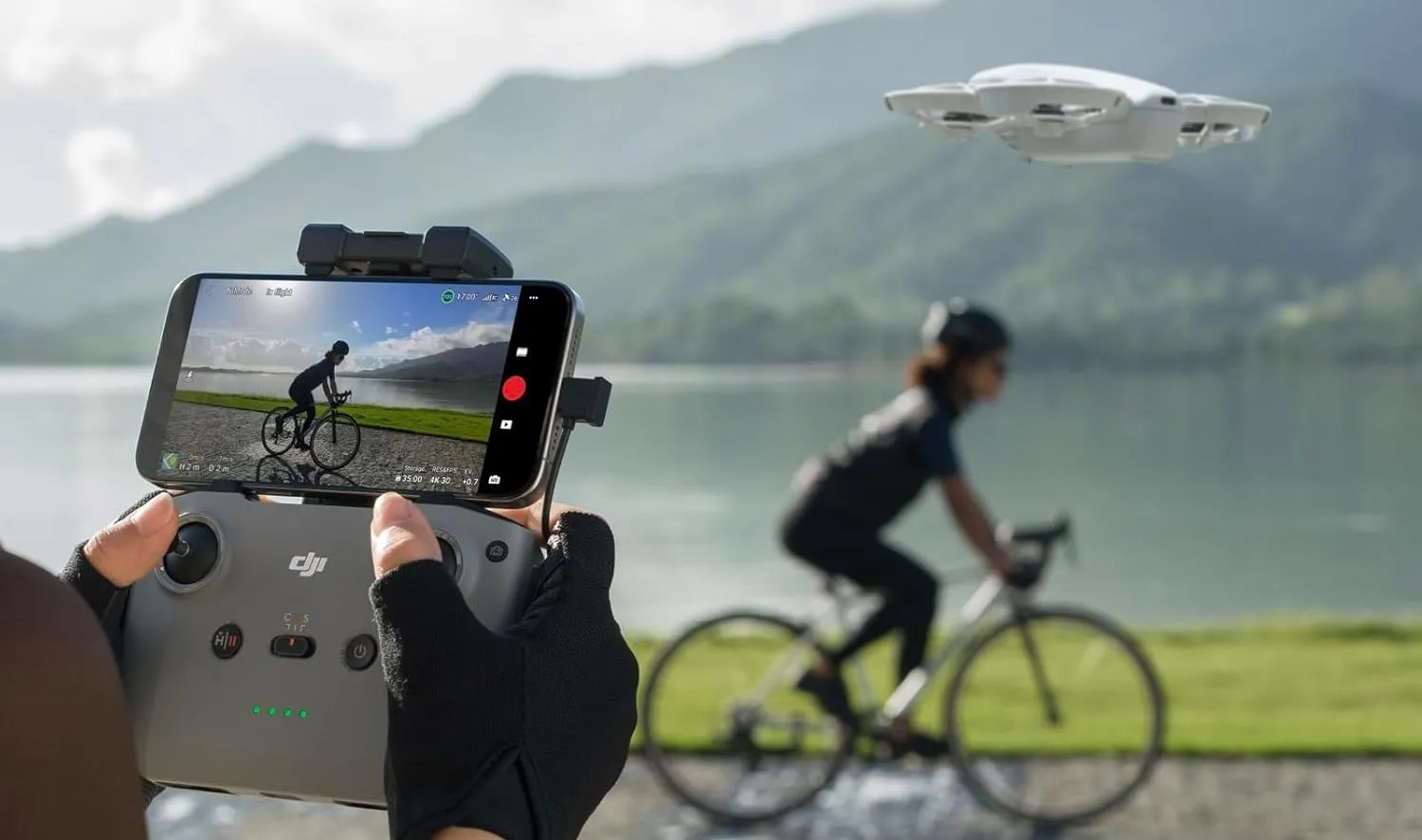 Tay cầm điều khiển từ xa DJI RC-N3 cho dòng DJI Mini, có khe gắn điện thoại để hiển thị hình ảnh trực tiếp từ drone.