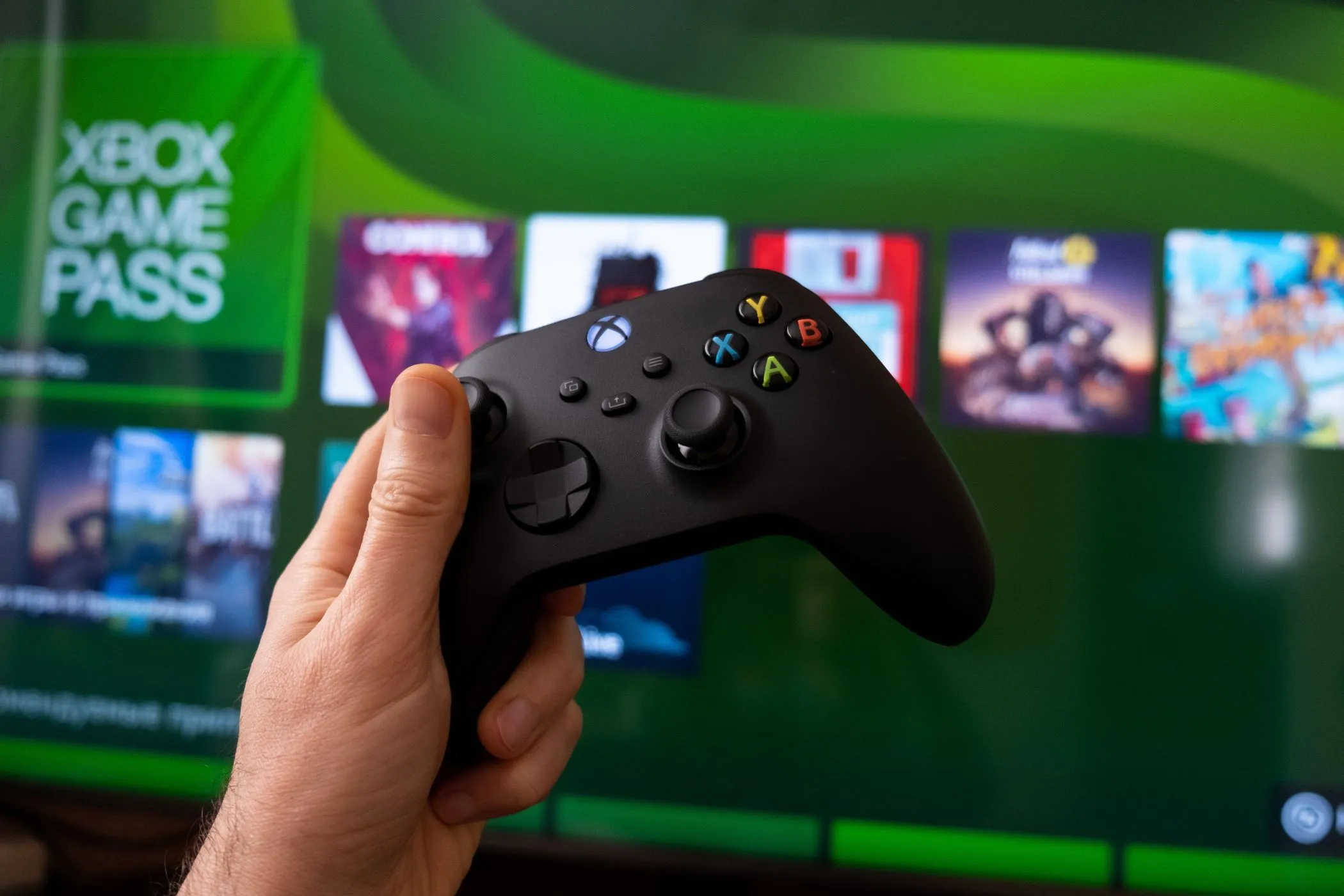 Tay cầm Xbox và màn hình hiển thị Xbox Game Pass, gợi ý cho trải nghiệm chơi game tối ưu