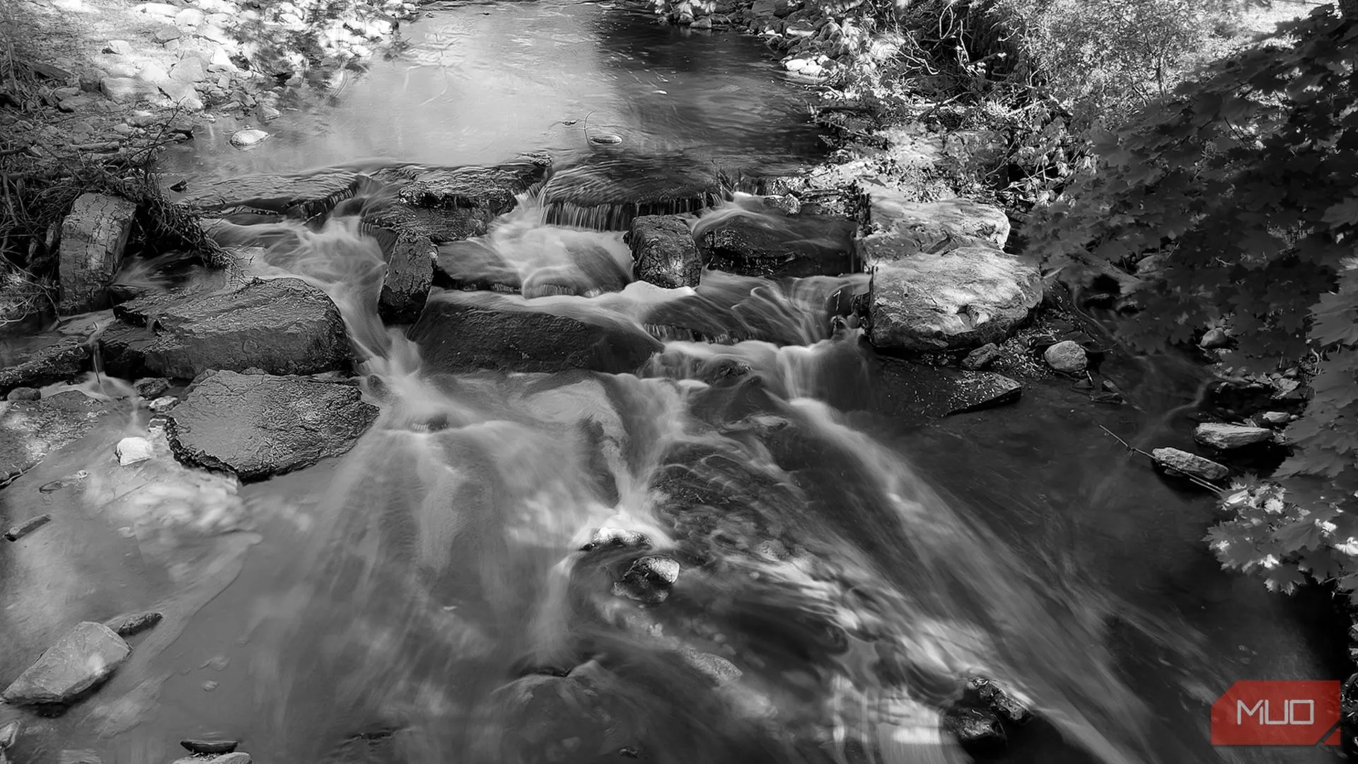 Thành quả ảnh phơi sáng đen trắng nghệ thuật của dòng suối sau khi chỉnh sửa bằng Lightroom Mobile