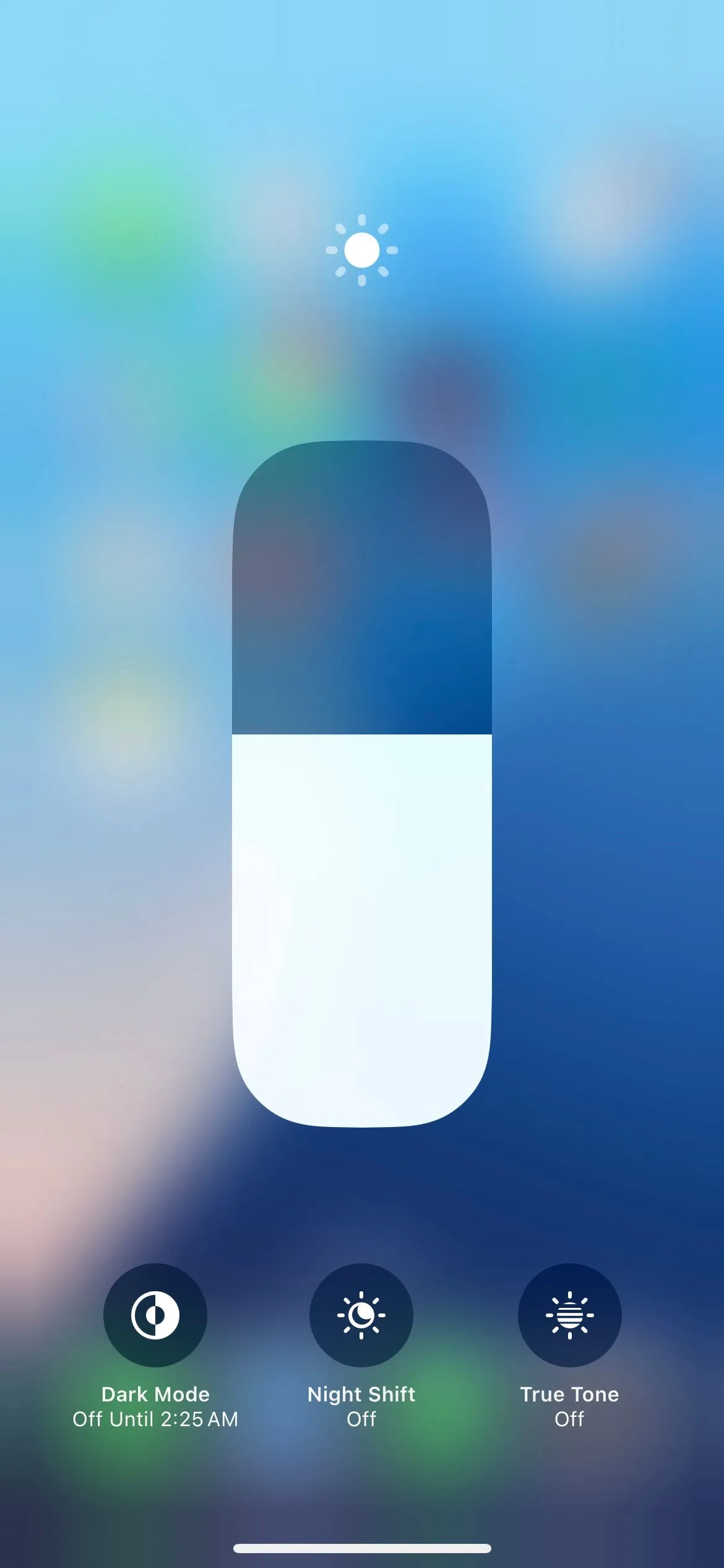 Thanh trượt điều chỉnh độ sáng màn hình trong Trung tâm điều khiển của iPhone