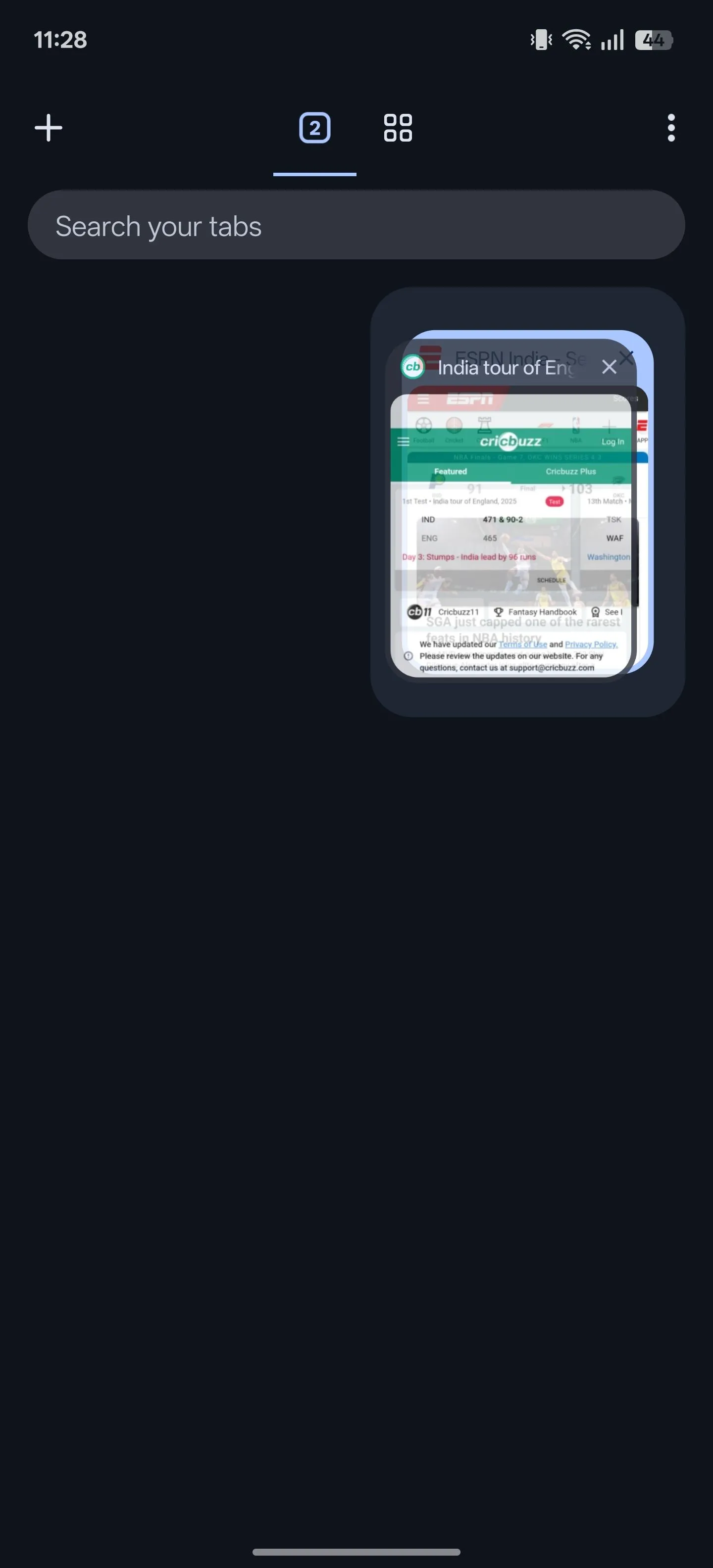 Thao tác kéo và giữ một tab để ghép nối với tab khác, tạo nhóm tab mới trên ứng dụng Chrome dành cho thiết bị Android.