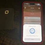 Thẻ ngân hàng và điện thoại Android với biểu tượng NFC