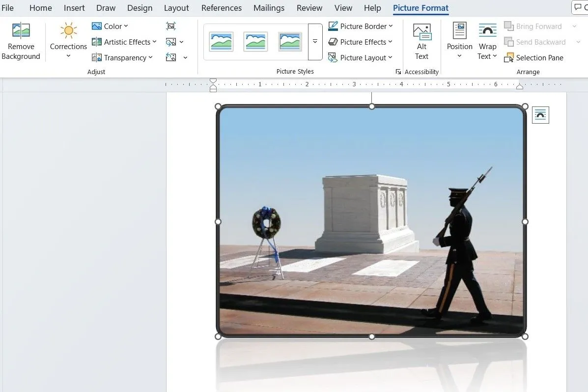 Thẻ Picture Format trong Microsoft Word hiển thị các tùy chọn chỉnh sửa hình ảnh