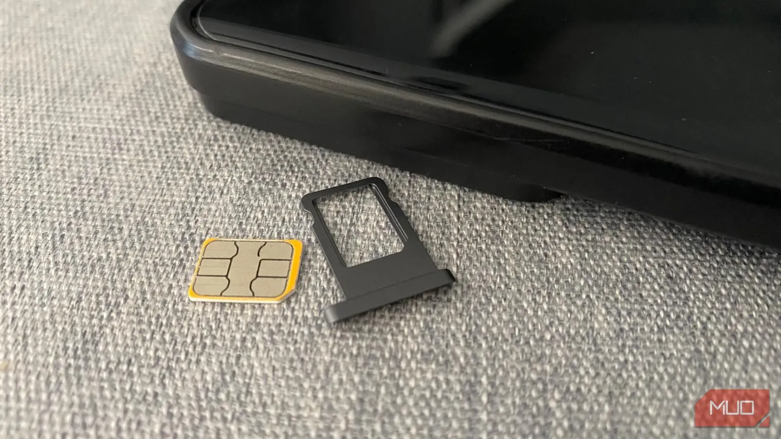 Thẻ SIM vật lý và điện thoại di động, biểu tượng cho kết nối mạng truyền thống