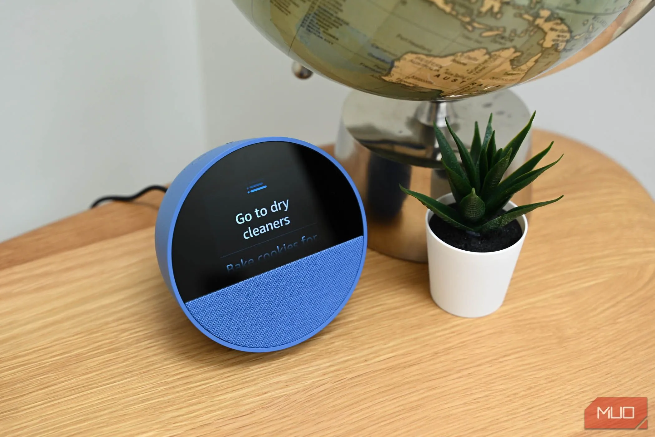 Thiết bị Amazon Echo Spot hiển thị danh sách công việc, minh họa cho việc điều khiển bằng giọng nói và nút tắt micro