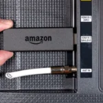 Thiết bị Amazon Fire TV Stick cắm vào cổng HDMI của TV, minh họa việc thu thập dữ liệu qua các thiết bị ngoại vi.