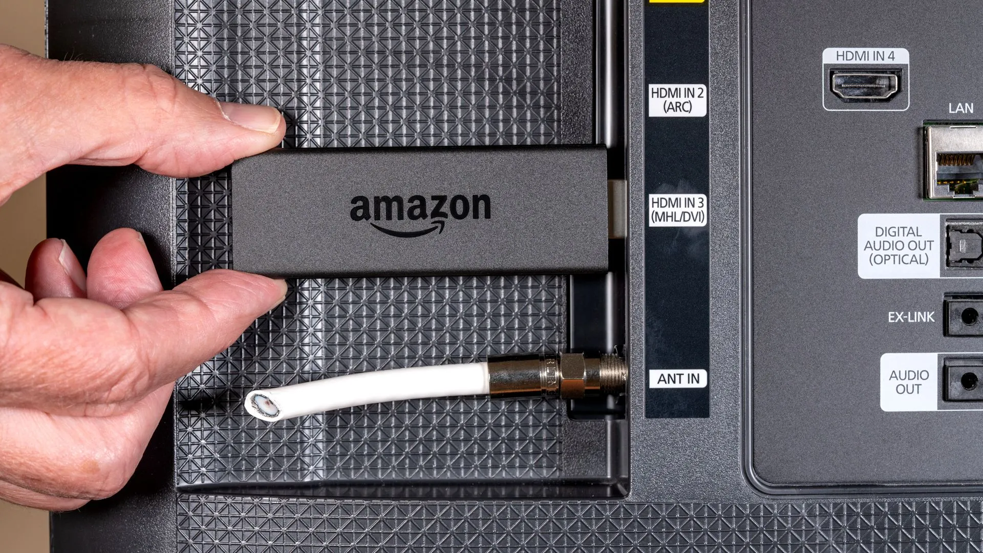 Thiết bị Amazon Fire TV Stick cắm vào cổng HDMI của TV, minh họa việc thu thập dữ liệu qua các thiết bị ngoại vi.