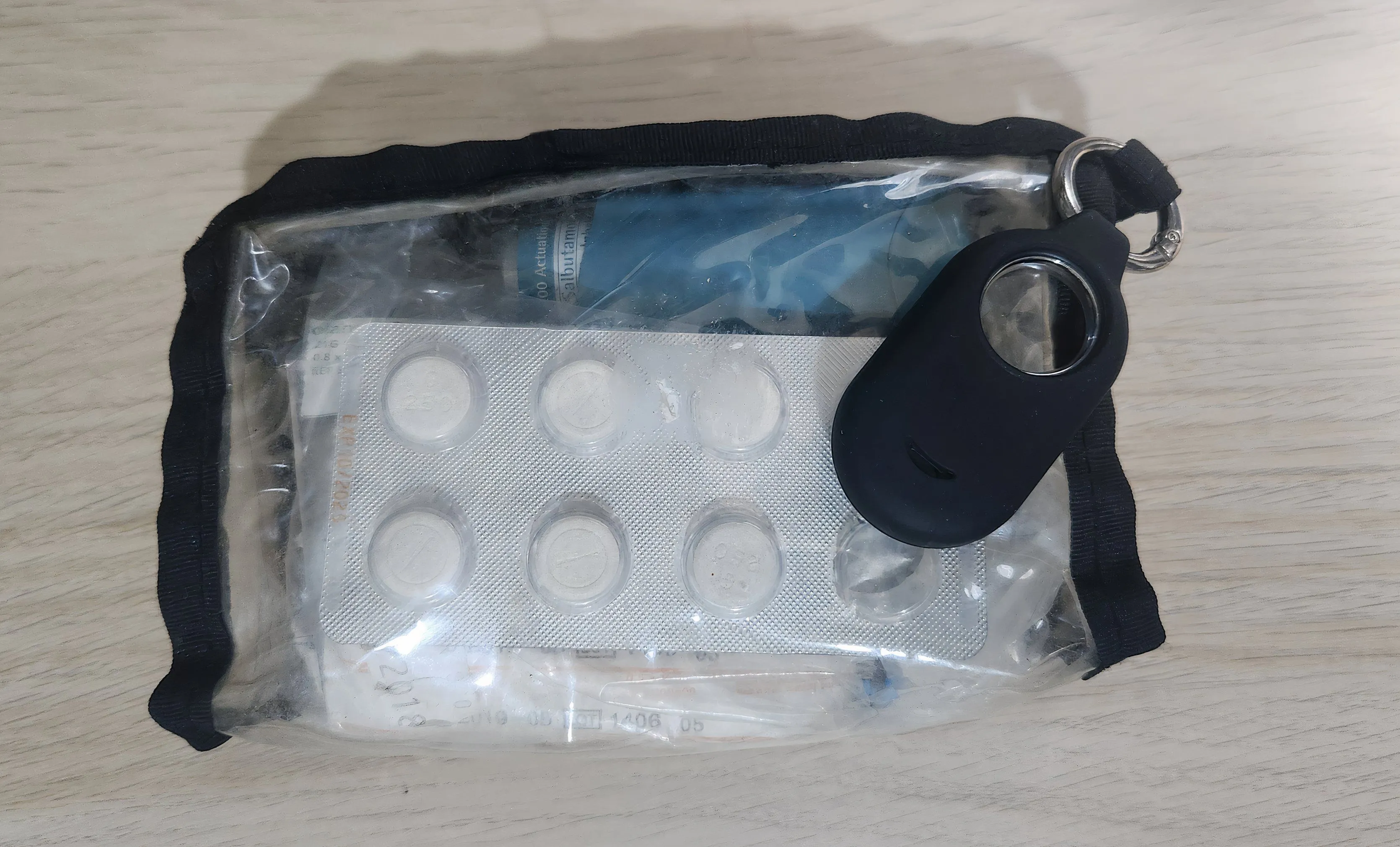 Thiết bị định vị AirTag được gắn vào túi đựng thuốc y tế, giúp tìm kiếm dễ dàng