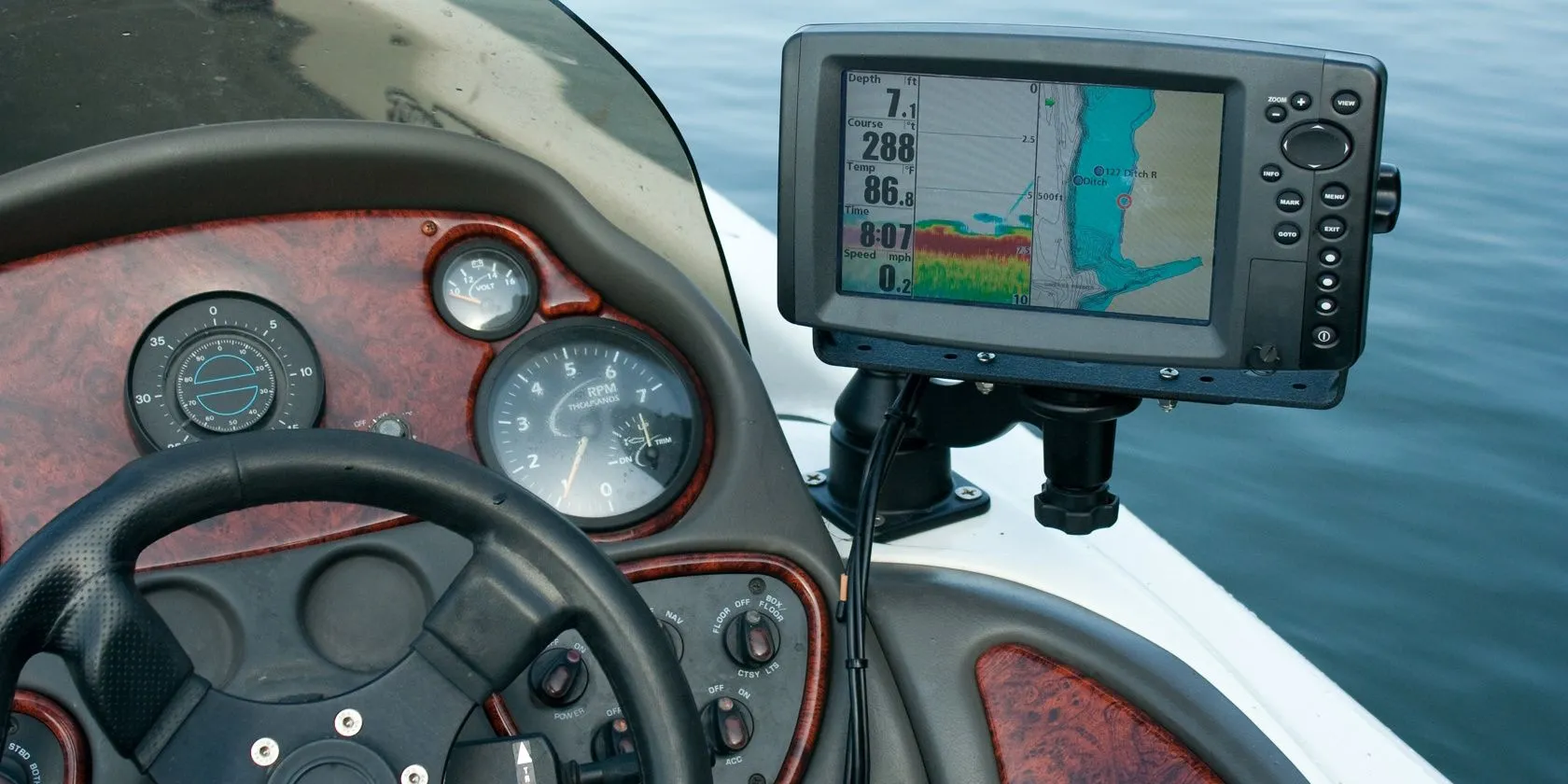Thiết bị định vị GPS chuyên dụng gắn trên tàu thuyền