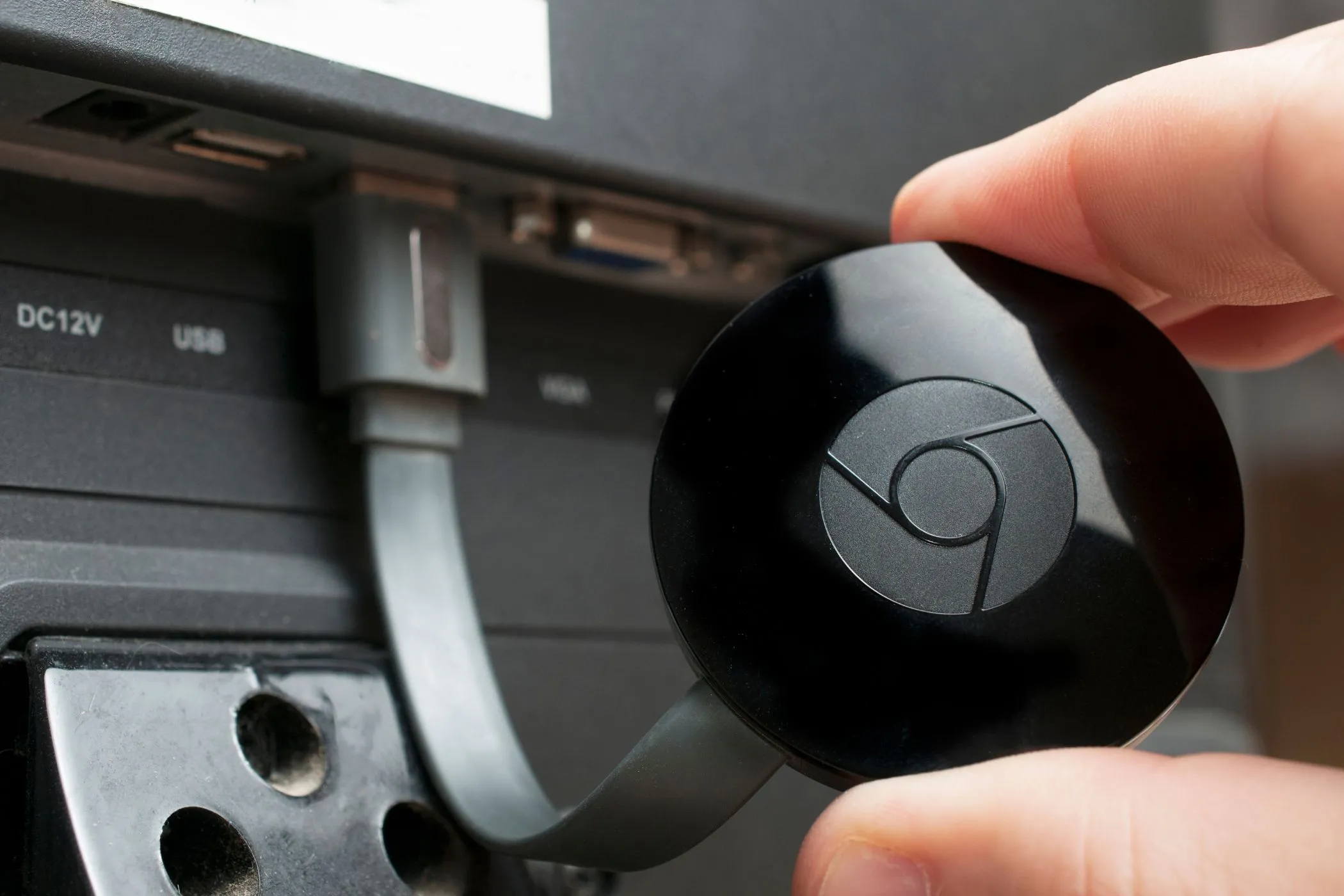 Thiết bị Google Chromecast được cắm vào cổng HDMI của TV để chiếu nội dung từ iPhone