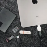 Thiết bị lưu trữ ngoài và iPad minh họa việc tổ chức dữ liệu hiệu quả