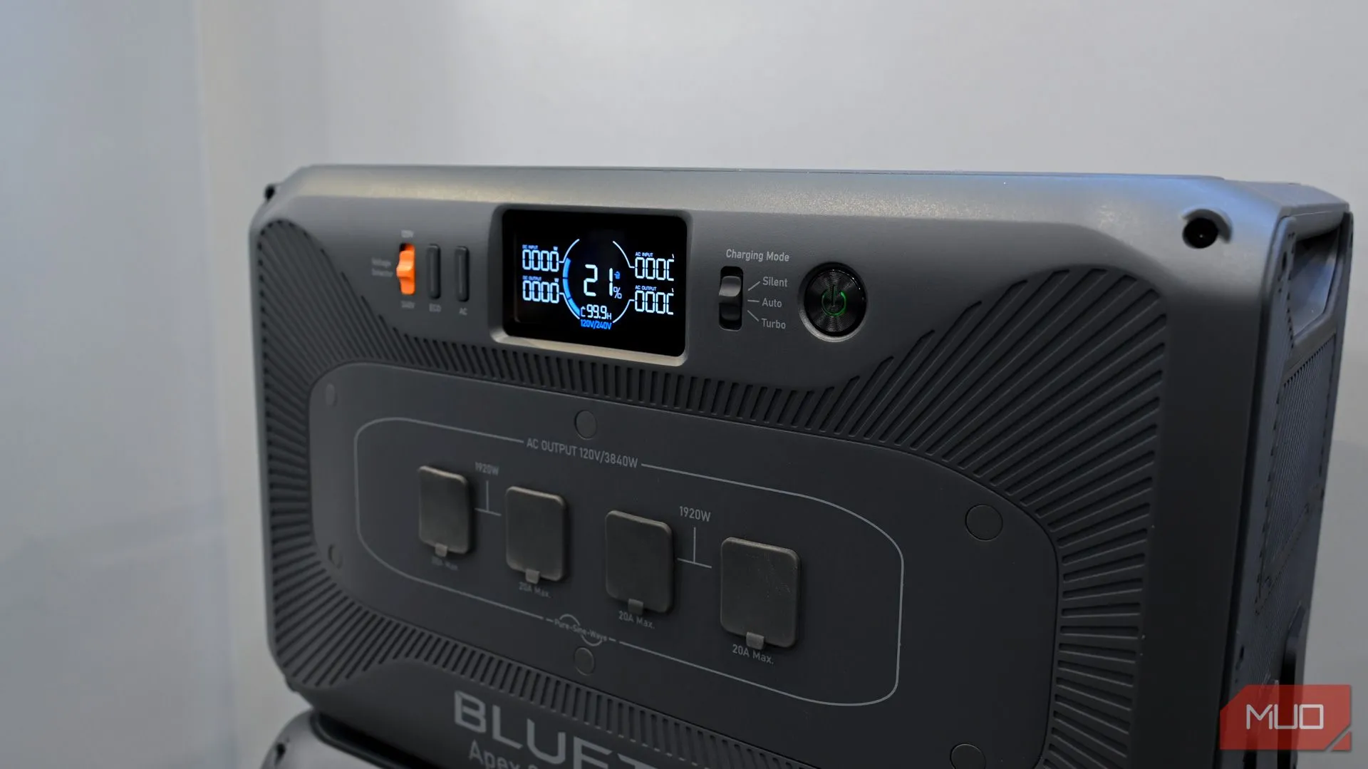 Thiết bị nguồn điện di động Bluetti Apex 300 với màu đen mạnh mẽ, công suất lớn, lý tưởng cho nhu cầu dự phòng gia đình hoặc dã ngoại RV.