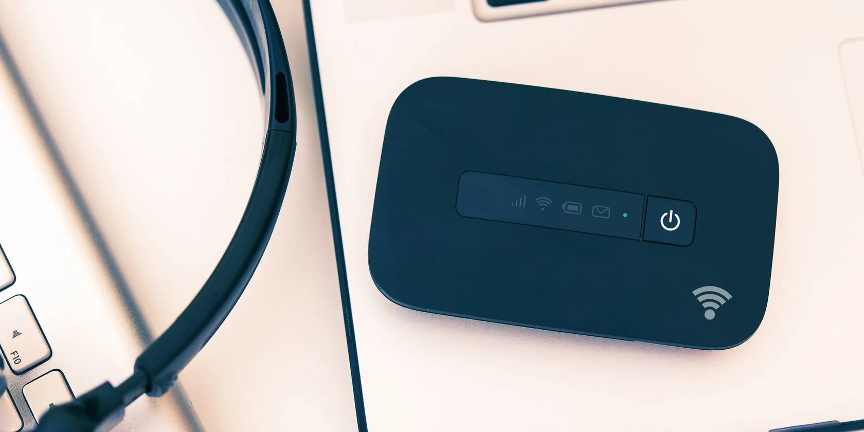 Thiết bị phát WiFi di động (mobile hotspot) trên laptop đảm bảo kết nối internet ổn định và bảo mật khi làm việc quán cà phê