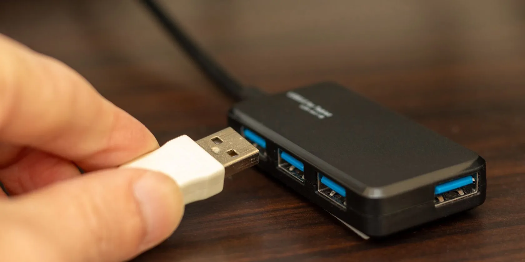 Thiết bị USB được kết nối thông qua USB hub, minh họa khả năng mở rộng