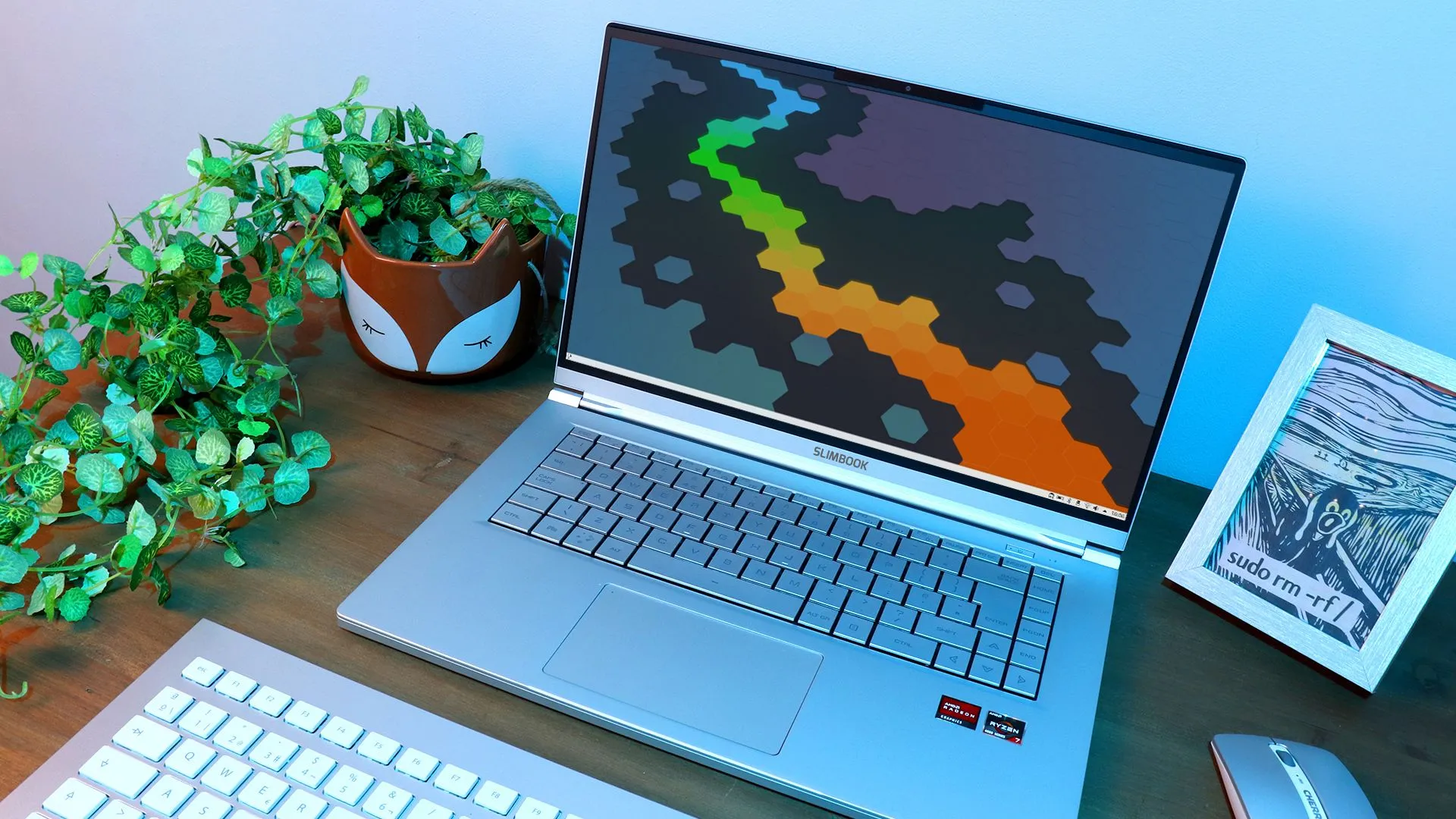 Thiết kế mỏng của laptop Slimbook KDE, hạn chế không gian cho hệ thống tản nhiệt hiệu quả