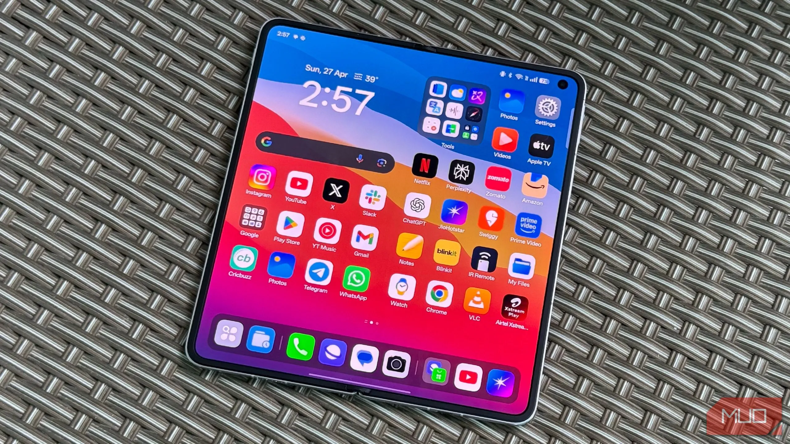 Thiết kế tổng thể của OPPO Find N5 khi gập, cho thấy độ mỏng ấn tượng so với các điện thoại gập khác.