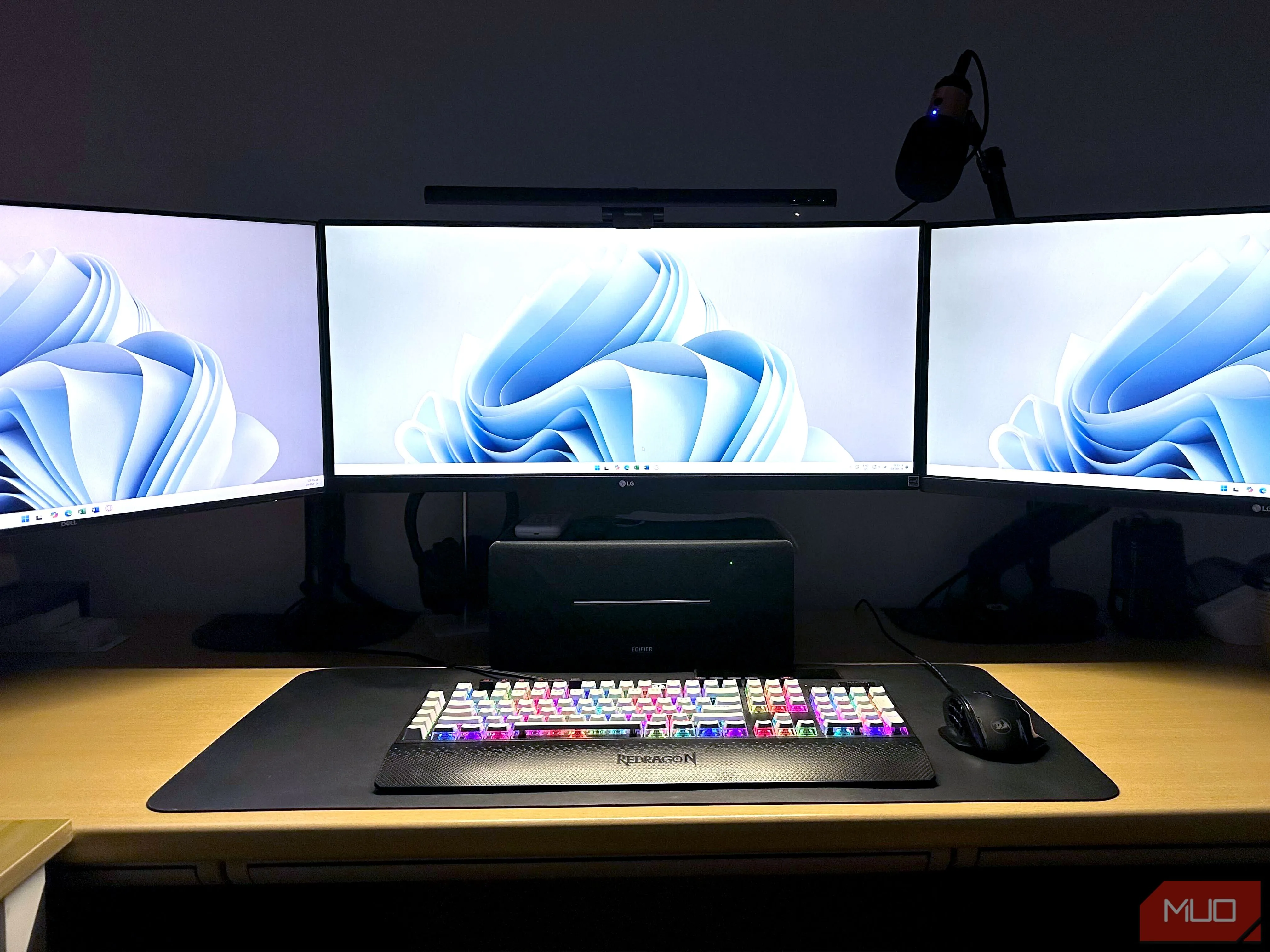 Thiết lập ba màn hình chuyên nghiệp trên máy tính Windows, thể hiện khả năng hỗ trợ đa màn hình vượt trội