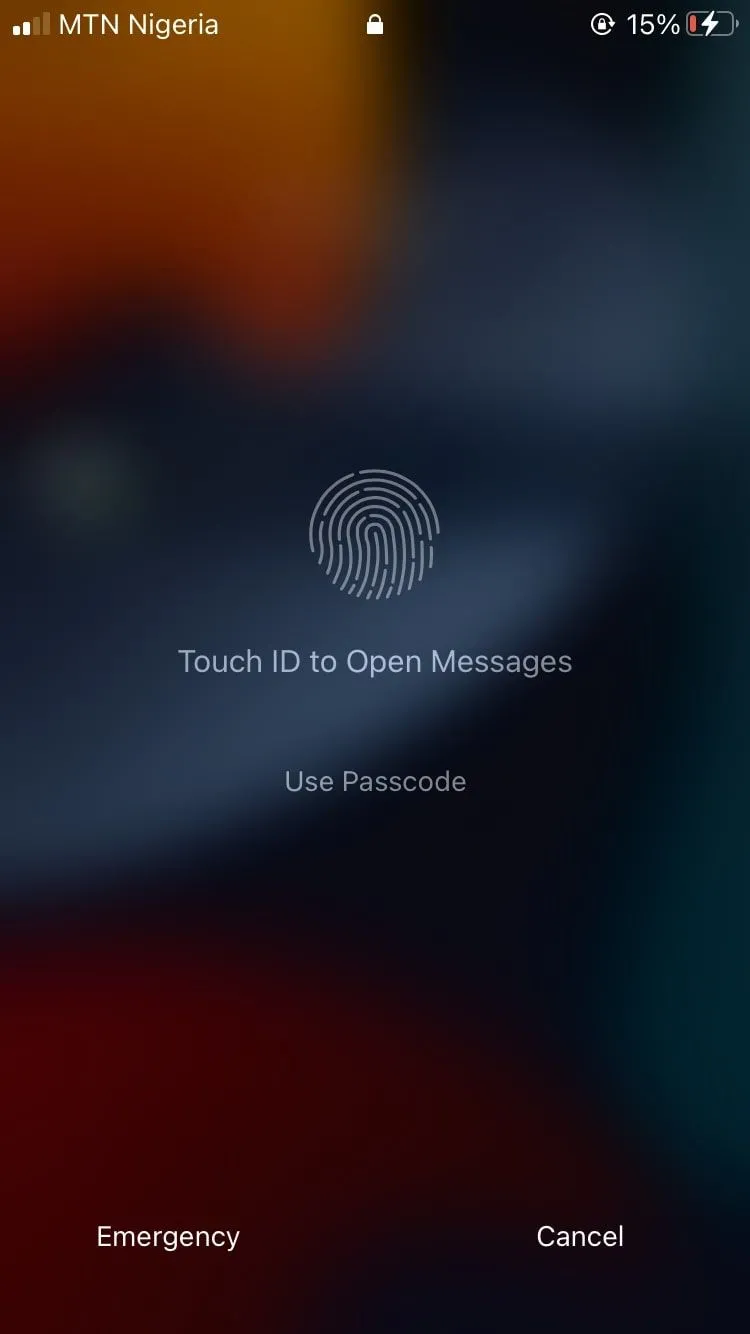 Thông báo yêu cầu mở khóa iPhone để xem nội dung tin nhắn chi tiết, minh họa sự khác biệt trong quyền riêng tư thông báo giữa Face ID và Touch ID.