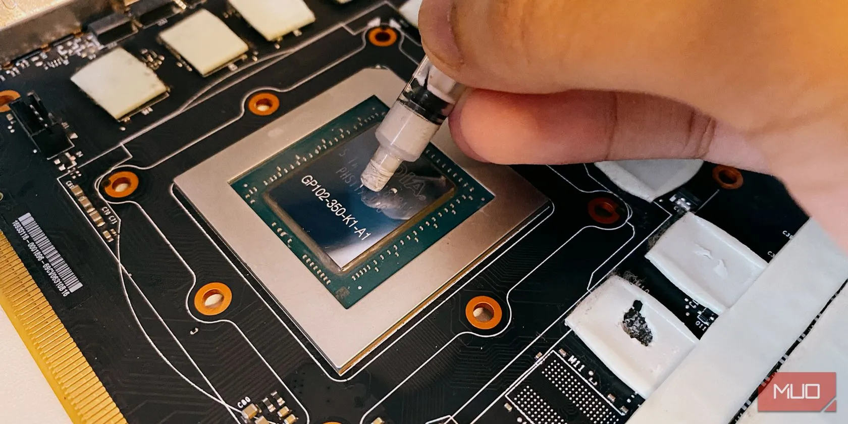 Thực hiện bôi keo tản nhiệt mới lên bề mặt chip GPU