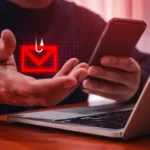 Tin nhắn smishing hiển thị trên điện thoại bên cạnh laptop, minh họa nguy cơ bị chặn mã xác thực 2FA qua SMS