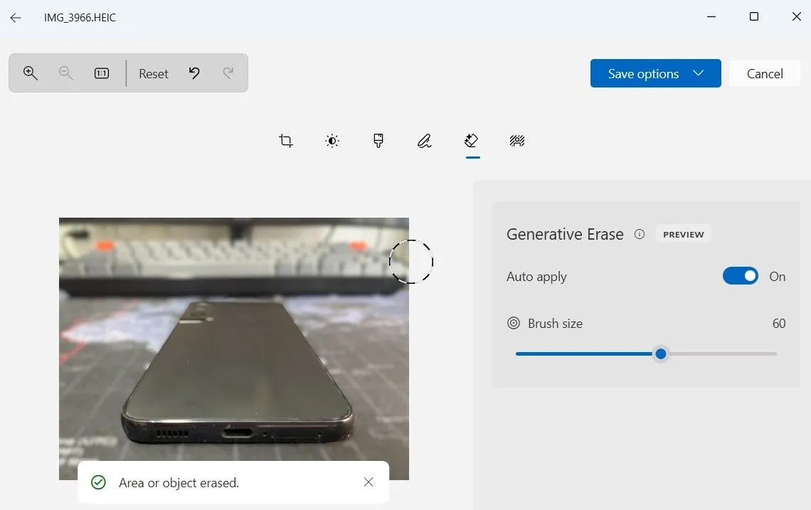 Tính năng Generative Erase trong Photos Windows 11 giúp xóa vật thể thừa khỏi ảnh
