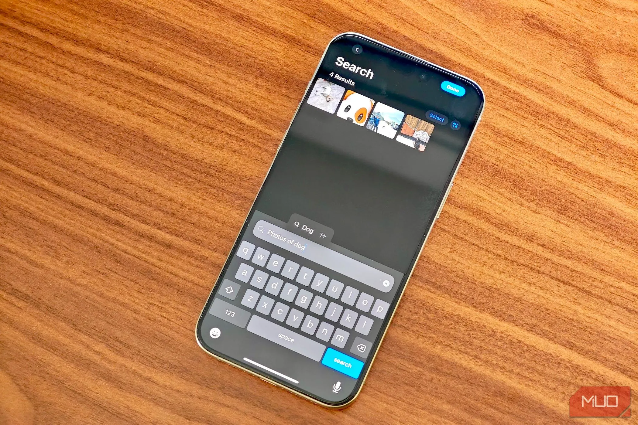 Tính năng tìm kiếm bằng ngôn ngữ tự nhiên trong ứng dụng Ảnh của iOS 18.1 trên iPhone 15 Pro Max, giúp tìm kiếm hình ảnh dễ dàng hơn.