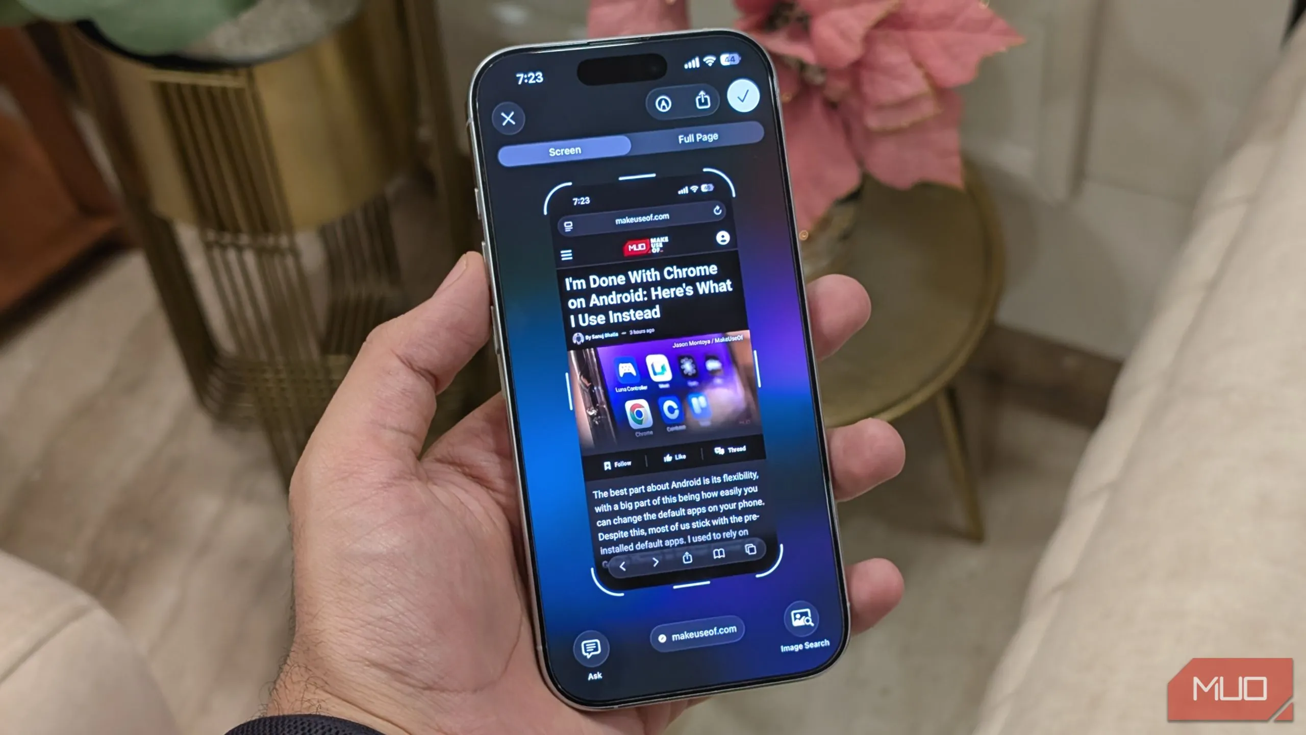 Tính năng Visual Intelligence trên iOS 26 cho phép tìm kiếm trực quan từ ảnh chụp màn hình, hiển thị các gợi ý liên quan.