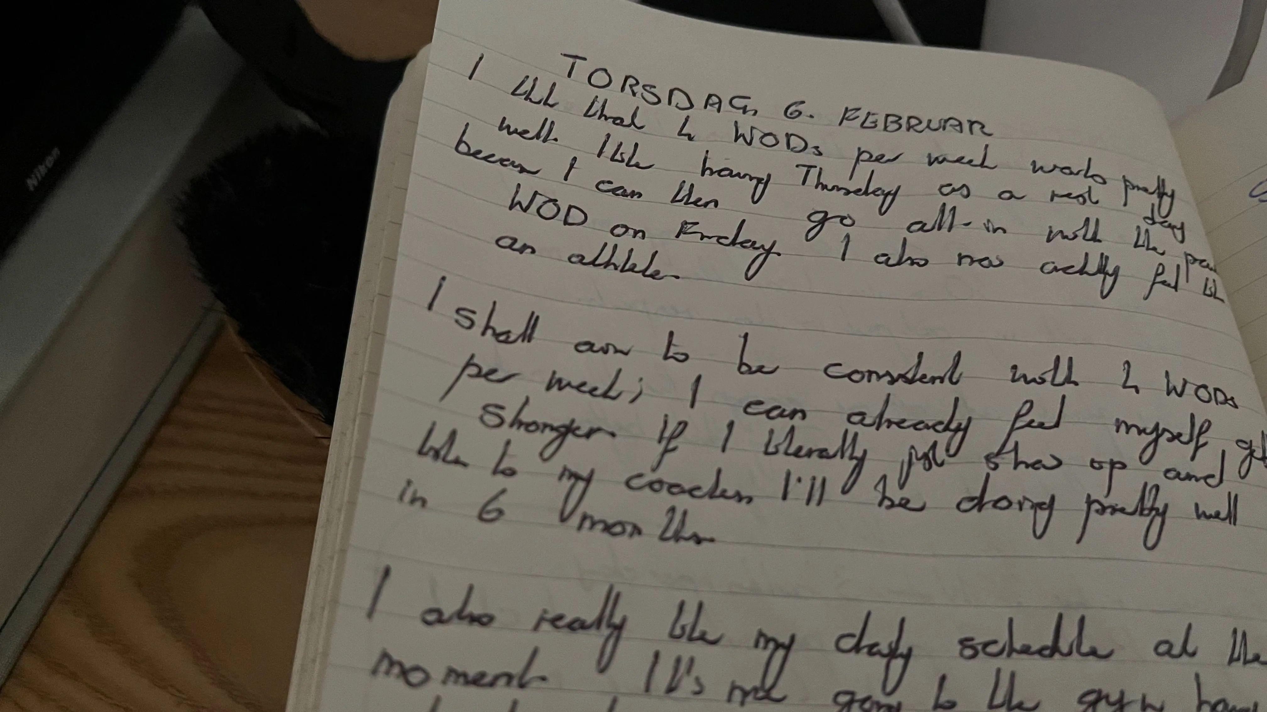 Tờ giấy nhật ký và bút trên bàn làm việc