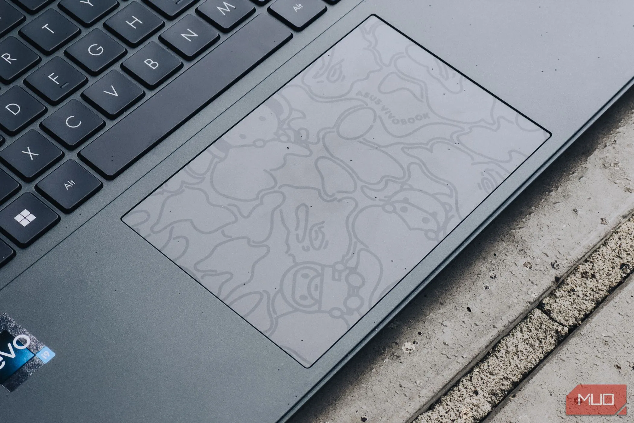 Trackpad cảm ứng haptic trên laptop ASUS Vivobook S 15 OLED