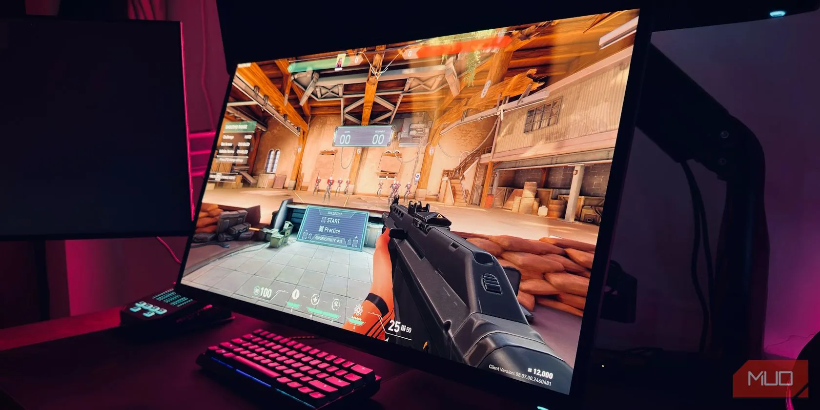 Trải nghiệm chơi game Valorant mượt mà trên màn hình OLED với tần số quét cao và thời gian phản hồi cực nhanh.
