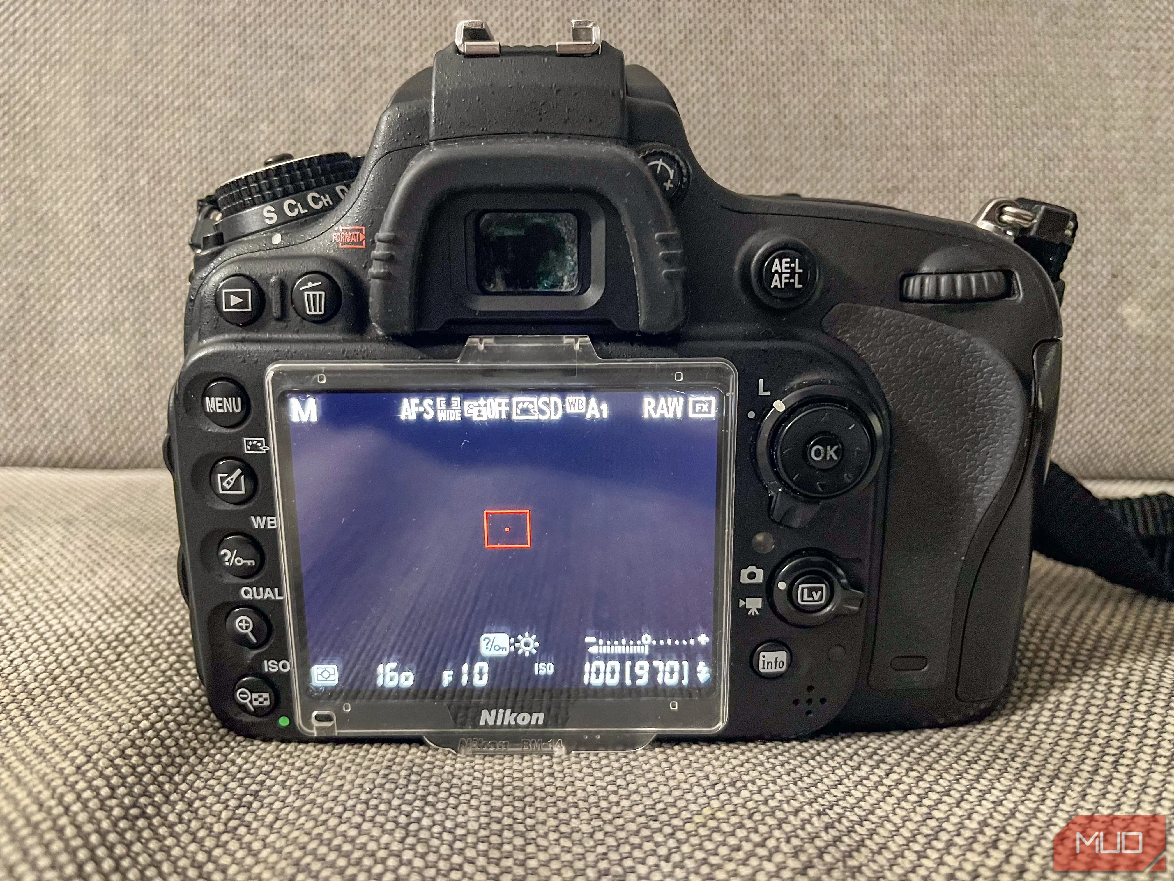 Trải nghiệm nhìn qua kính ngắm quang học (OVF) của máy ảnh DSLR