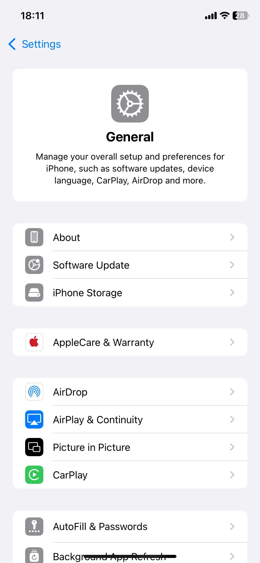 Trang Cài đặt chung trên iPhone, chứa tùy chọn Quản lý Dung lượng iPhone