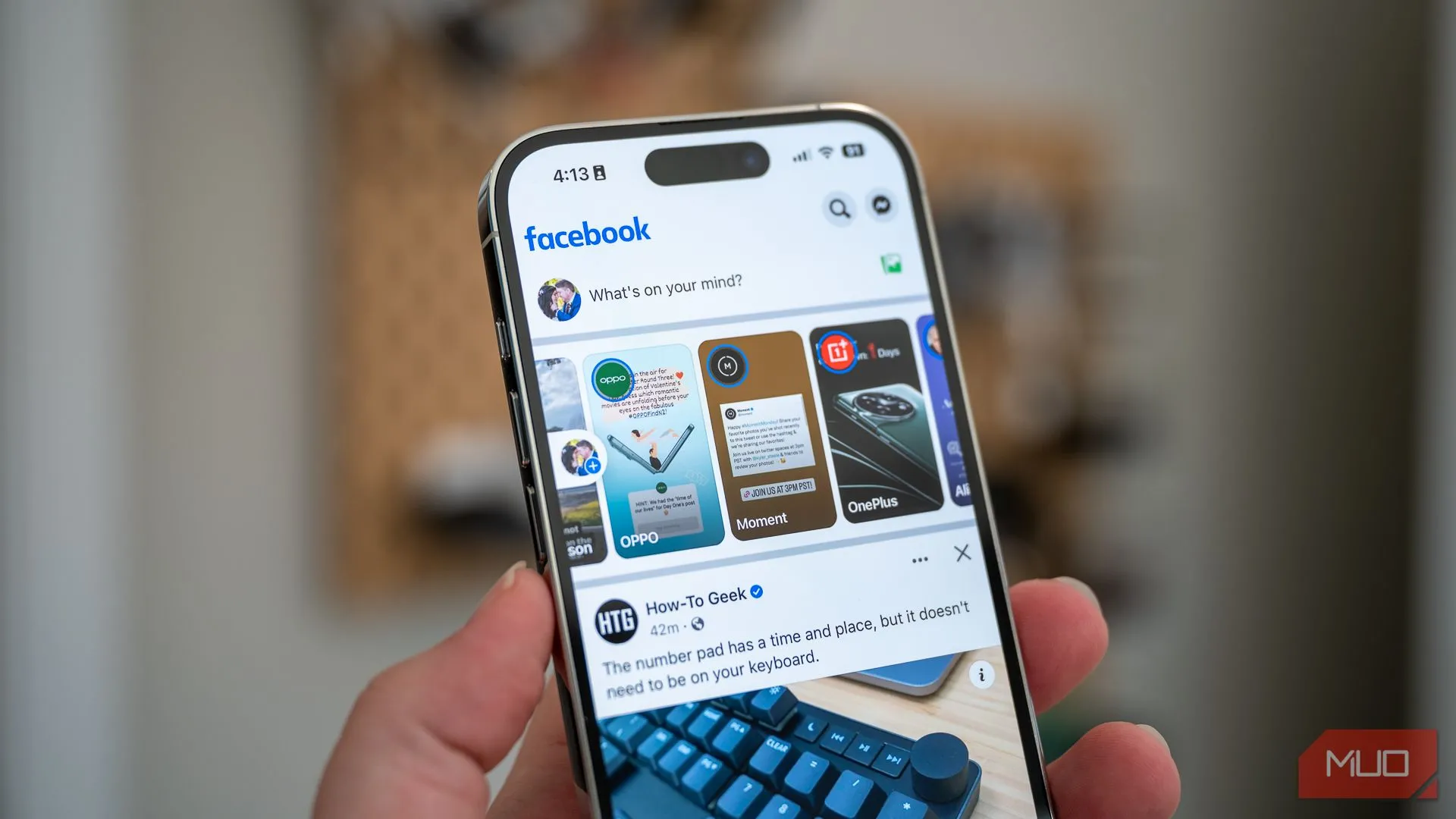 Trang chủ Facebook trên iPhone 14 Pro minh họa sự cần thiết của bảo mật thông tin trên mạng xã hội