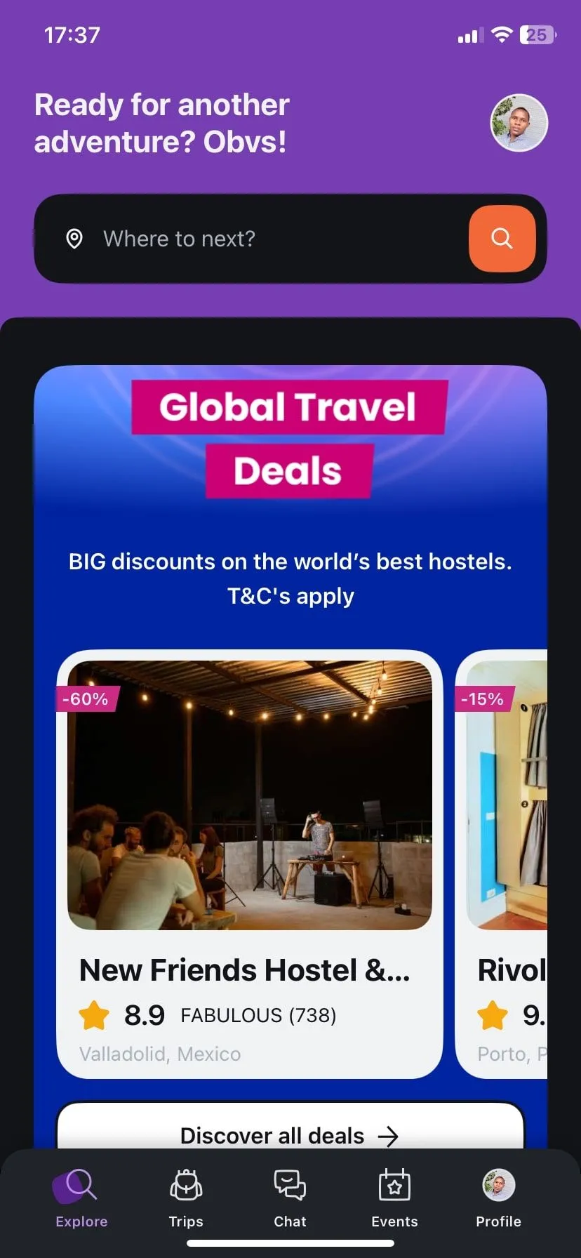 Trang chủ ứng dụng Hostelworld, nơi tìm kiếm và đặt phòng ký túc xá cho người đi du lịch một mình.
