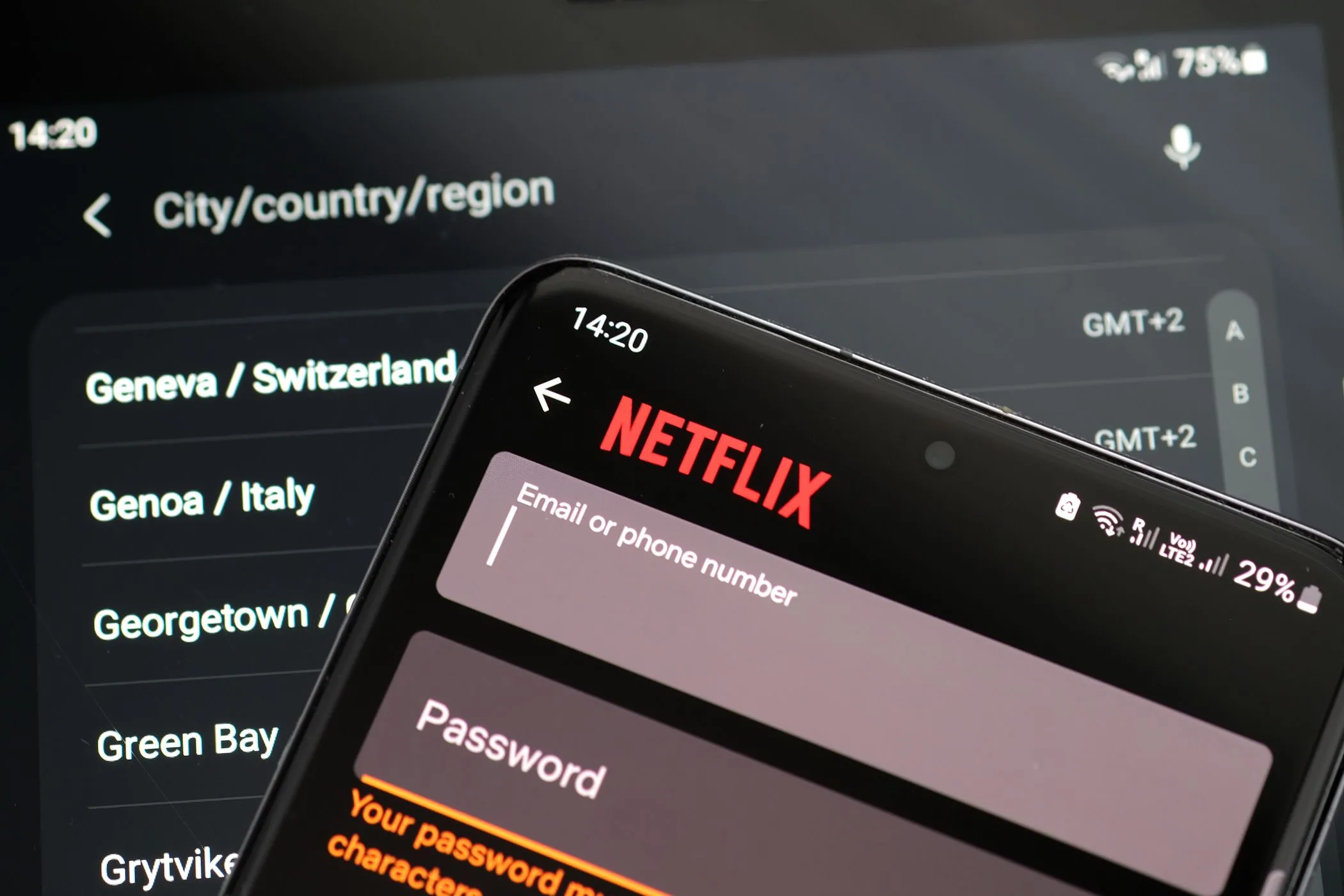 Trang đăng nhập Netflix hiển thị giao diện người dùng và tùy chọn khu vực, liên quan đến các gói Netflix tăng giá