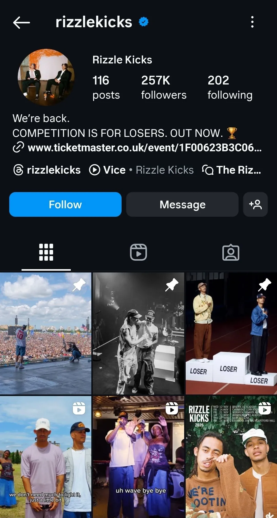 Trang Instagram của Rizzle Kicks, một nhóm nhạc có hoạt động xã hội sôi nổi, minh họa cách các nghệ sĩ thực tương tác với người hâm mộ.