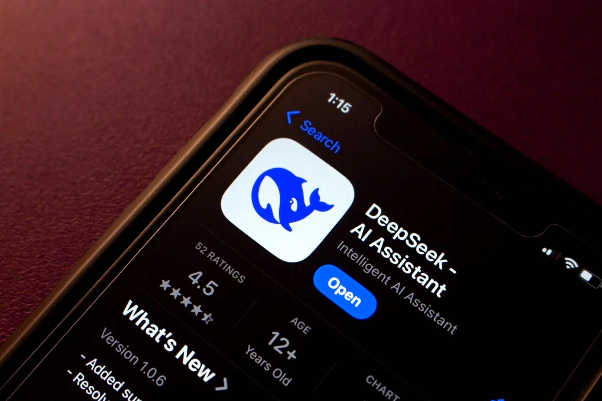 Trang tải xuống ứng dụng chatbot DeepSeek AI trên App Store, thể hiện sự phổ biến của đối thủ cạnh tranh với Qwen Max.