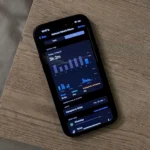 Trang Thời gian sử dụng màn hình trên iPhone 14 Pro Max đặt trên bàn