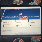 Trang web eSIM trên iPad cạnh vali, minh họa sự tiện lợi khi du lịch với eSIM