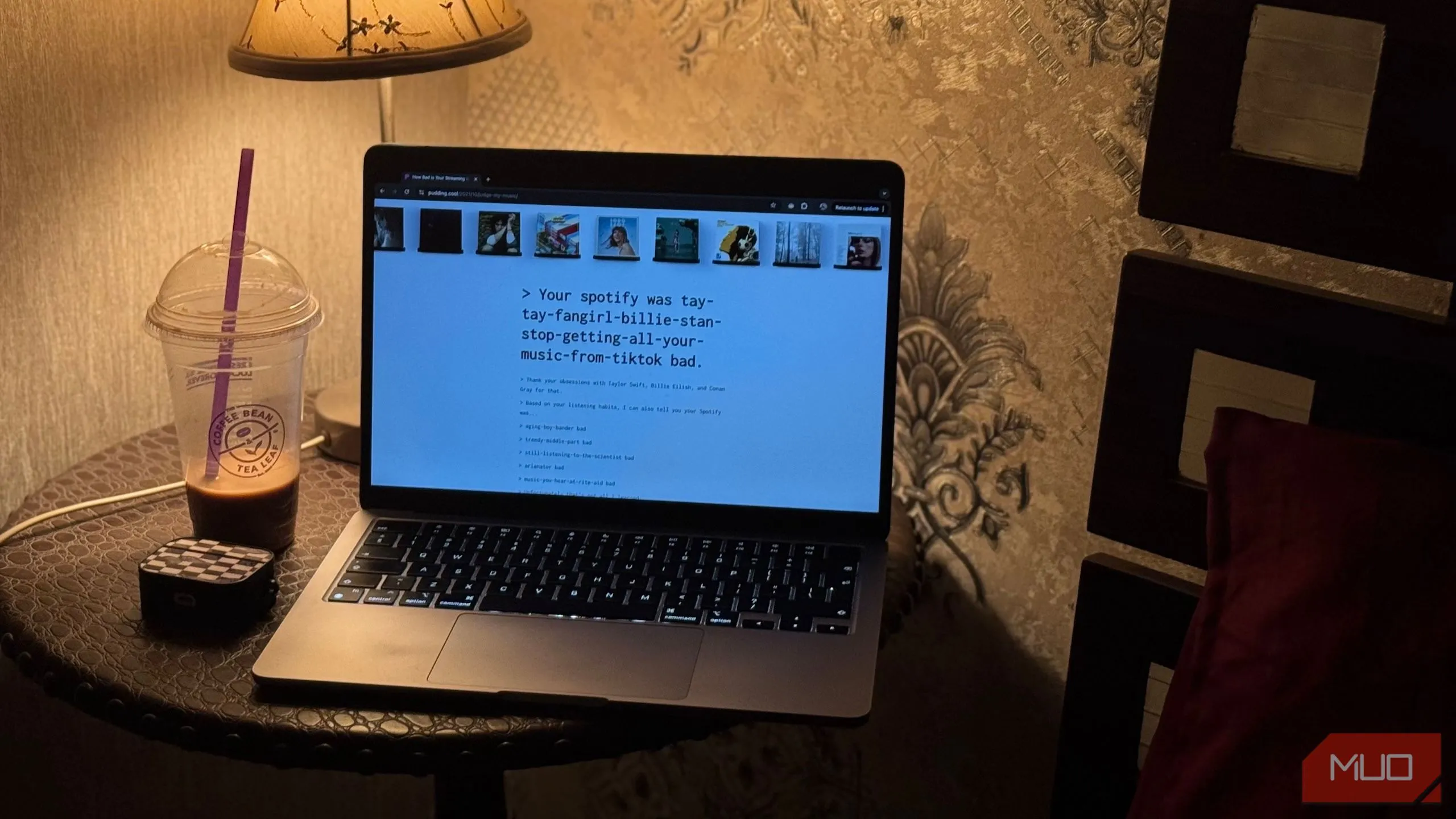 Trang web &quot;How Bad is Your Streaming Music&quot; mở trên MacBook với cốc cà phê bên cạnh, minh họa cho trải nghiệm duyệt web