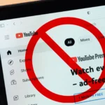 Trang YouTube Premium hiển thị trên máy tính xách tay với biểu tượng chữ X màu đỏ, minh họa lỗi thanh toán khi dùng VPN