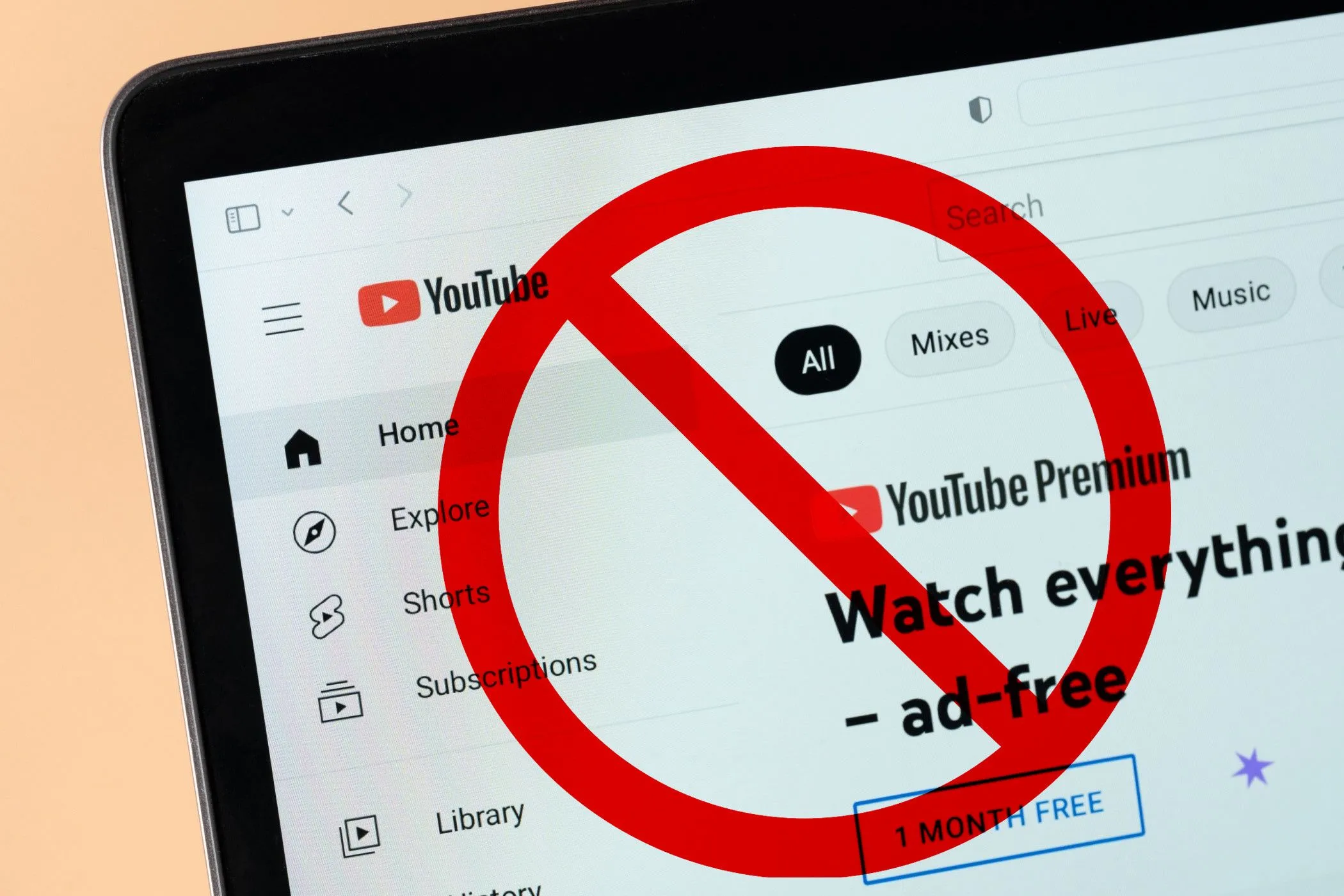 Trang YouTube Premium hiển thị trên máy tính xách tay với biểu tượng chữ X màu đỏ, minh họa lỗi thanh toán khi dùng VPN